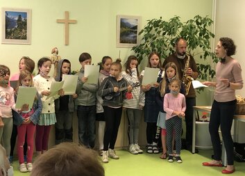 Dobrovolníci zpívají a hrají pacientům paliativní péče kutnohorské nemocnice