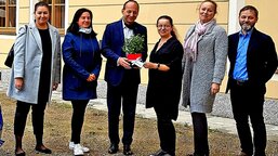 Modrá pyramida prostřednictvím Nadace Jistota Komerční banky podporuje spojení generací