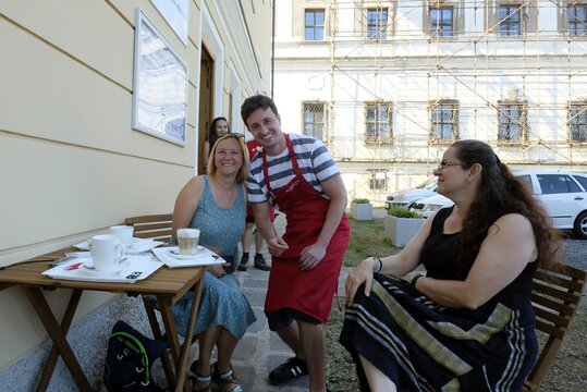 Kávu naši klienti servírují s úsměvem, je možné ji zakoupit i s sebou
