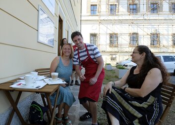 Kávu naši klienti servírují s úsměvem, je možné ji zakoupit i s sebou