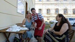 Kávu naši klienti servírují s úsměvem, je možné ji zakoupit i s sebou