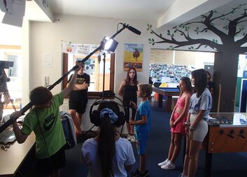 Děti z Majáku si během Letní školy zkusily pracovat jako televizní štáb