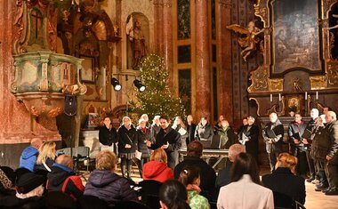 Benefice pro Přístav. První adventní svíčka pro charitu v roce 2023.