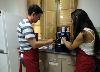 Vaření kávy jako terapie? Práce pomáhá Jirkovi a Vaškovi v boji se schizofrenií.