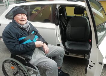 Výsuvná otočná sedačka umožní klientům s handicapem Charitní pečovatelské služby snadnější a šetrnější přepravu