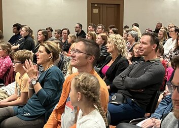 Malí i velcí posluchači si užili báječnou atmosféru, kterou vykouzlil Michal Horák s kapelou při benefičním koncertu pro kutnohorskou charitu