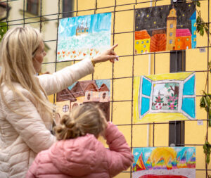 Umění, které pomáhá: Žáci ZŠ Jana Palacha uspořádali výstavu a aukci na podporu charity
