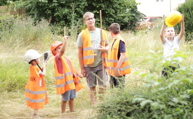 Naše děti v létě na zahradě
