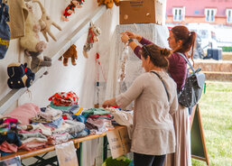 Dobročinný bazar skupiny Creditas na Slámohraní 2025