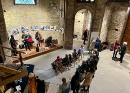 Z vernisáže výstav "Jeden den v Charitě" v kapli zámku Kačina