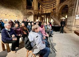 Z vernisáže výstav "Jeden den v Charitě" v kapli zámku Kačina