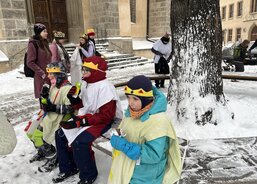 Svačinka pod lípou před kostelem