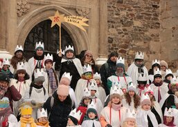 Tříkráloví koledníci před kostelem sv. Petra a Pavla v Čáslavi