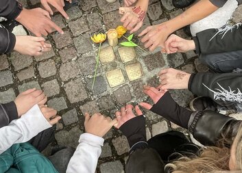 Mládež z klubu Kotva se zapojila do akce Čistíme kameny zmizelých